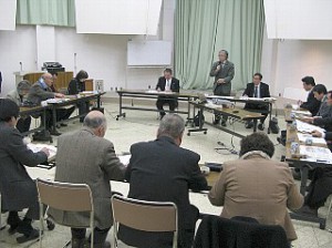 加美町の新役場庁舎のあり方を話し合う新庁舎建設委員会の第6回会合が開かれた(会場：中新田公民館1階ホール)