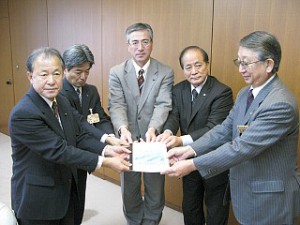 三浦秀一県副知事（右端）に要望書を手渡す迫川水系総合治水対策促進期成同盟会のメンバーら（＝右2人目から順に佐藤勇会長［栗原市長］、瀨戸健治郎栗原市議会副議長、高橋真一登米市建設部次長、星順一登米市議会議長）会場：県庁４階庁議室（昨年11月24日）