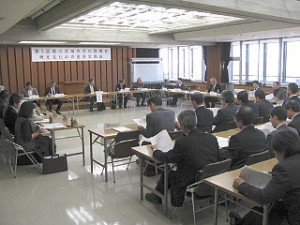 第5回迫川流域の河川整備を考えるための意見交換会(座長：田中仁東北大学大学院教授)が登米市迫町の県登米合同庁舎で開かれた