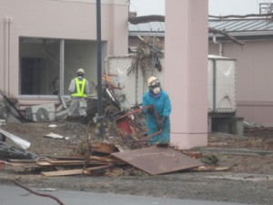 手作業によるがれきの撤去