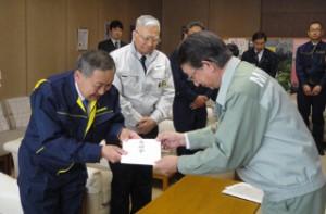 目録を渡す全建の淺沼健一会長(写真左)と宮建協の佐藤博俊会長(写真中央)