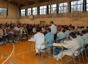 鹿折中学校で開かれた復興事業の説明会