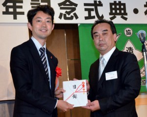 吉田理事長が熊谷市長に、桜の目録を贈呈