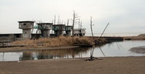 解体される水門、背後は海岸堤防
