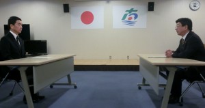 村井知事（左）が佐藤町長に防災庁舎の一時県有化を申し出た