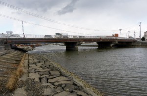 下流側から見た松島大橋。写真左が至国道45号