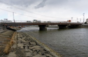 下流側から見た松島大橋。写真左が至国道45号