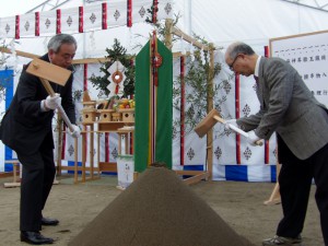 鍬を入れる菅原市長（左）と齋藤理事長