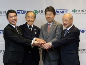 立地協定で笑顔を見せる左から村井知事、小岩井副社長、保田社長、菊地市長