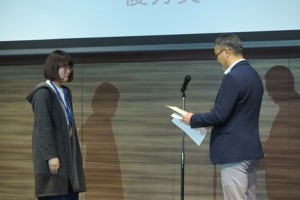 田端委員長が受賞者を表彰