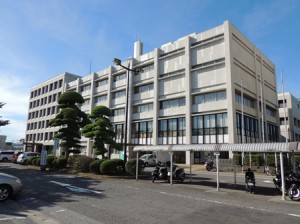 建て替えが図られる現在の本庁舎（旧館（手前）と新館）