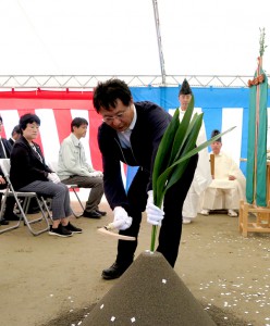 鎌を振る青土の町山社長