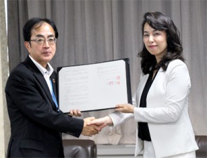 協定書を交わす門脇土木部長(左)と赤坂理事長