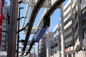 千葉駅～市役所前駅間を走行する千葉都市モノレール