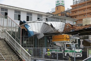 ホームの屋根がめくれ上がった東千葉駅