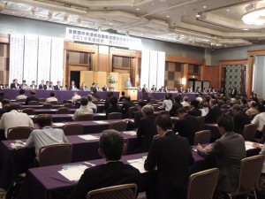 大会では決議案を採択