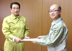 加藤副大臣（左）に要望書を手渡す遠藤副知事