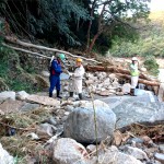 ③土砂崩落、路肩流出