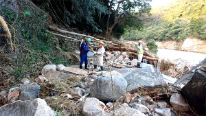 ③土砂崩落、路肩流出