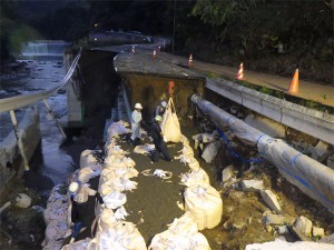 取水口の復旧に向けた県道丸森霊山線の道路啓啓の様子