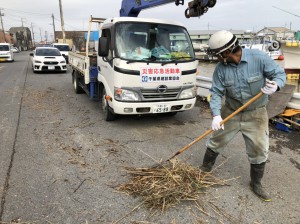 銚子漁港では溢れた流木を除去（今井組）