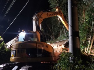 土砂崩れで活躍する建設業界の重機（千葉市緑区内、小松土建提供）