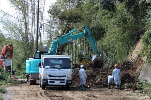 千葉茂原線では流出した土砂を撤去（長柄町鼠坂）