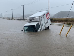 浸水で走行不可能となったトラック（館山市内）