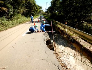 国道３４９号丸森地区の路面流出状況（同）