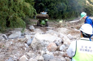 国道３４９号丸森地区での道路啓開状況（写真提供＝国土交通省東北地方整備局）