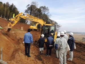 起工測量の成果通りに動くMCショベルを見学する