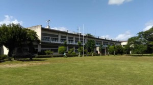 解体する旧東小学校校舎