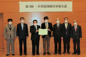 加藤座長（中央）は６首長に浸水対策案を提出した