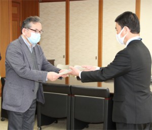 運営権者の選定について、村井知事に答申書を手渡す増田委員長（左）