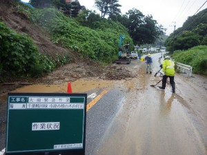 県道脇の法面が崩落し、応急復旧を進めた（市原市椎の木台付近）