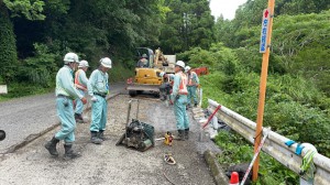 路肩崩落した県道で復旧作業が進められている（鋸南町奥山付近）