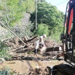 国道４６５号で法面から崩落した土砂などを撤去（君津市西粟倉地区）