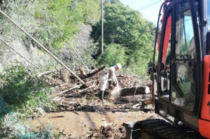 国道４６５号で法面から崩落した土砂などを撤去
（君津市西粟倉地区）