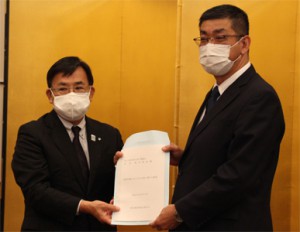 千葉会長(左)が稲田局長に除雪作業の手当てなどに関する要望書を手渡した