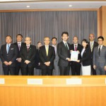 熊谷知事（前列左から５人目）に要望書を提出した