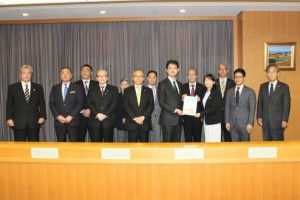 熊谷知事（前列左から５人目）に要望書を提出した