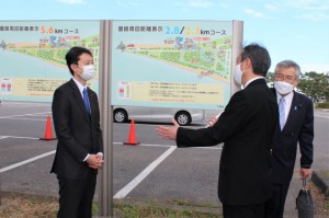 富津公園で髙橋市長から説明を受ける熊谷知事（左）