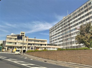 松戸市役所本館（左）と新館