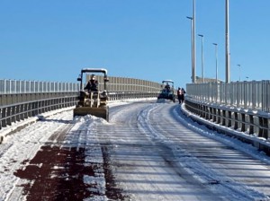 妙典橋では工営建設が除雪作業を実施した
