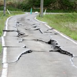 激震で路面が陥没した南方町の市道青笹3号線