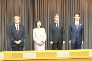 （左から）田村社長、平山町長、グッドマンＣＥＯ、熊谷知事
