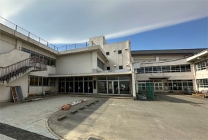 解体する吉岡小学校