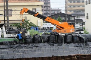 大雨に備え、一宮川沿いに大型土のうを設置した