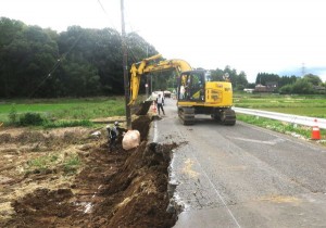 森川建設とロード・システムが崩れた路肩の復旧にあたった(千葉市緑区下大和田)