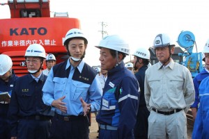 治水事業の工事現場を視察する松村防災担当相（左から３人目）